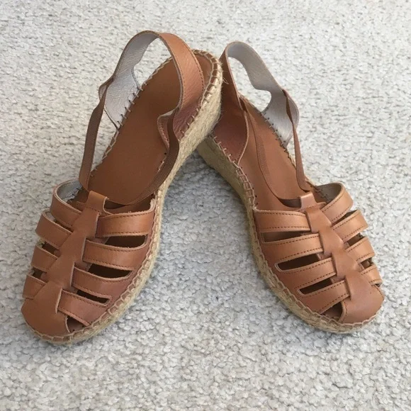 ANDRE ASSOUS/“CARAMEL”CLOSE TOE OPEN PANEL WEDGE ESPADRILLES